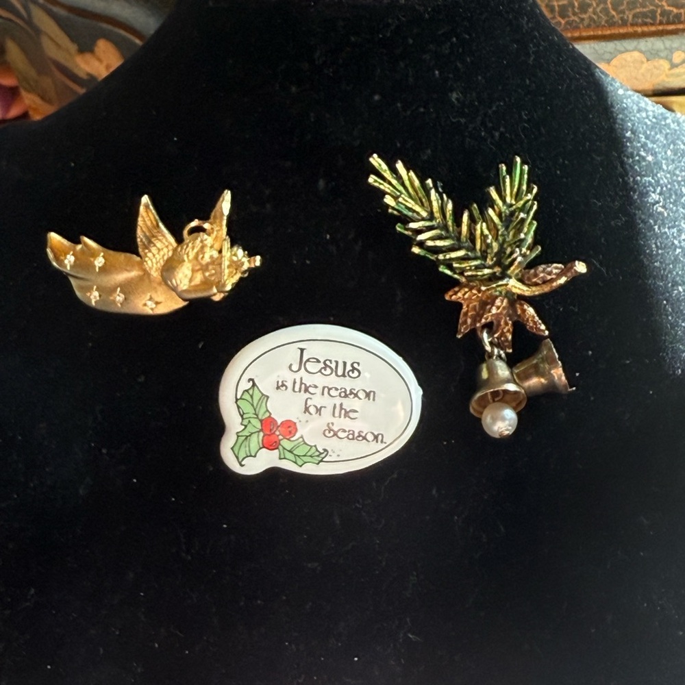 Festive Gold and Green Brooch Set